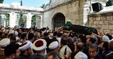 Mahmut Efendi tabutunda neden siyah örtü vardı?  İsmailağa Cemaati lideri Mahmut Efendi’nin tabutu üzerine serilen siyah örtünün sırrı