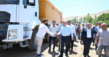 Malatya Büyükşehir, 55 mahalleyi birbirine bağlayan yol çalışmalarını sürdürüyor