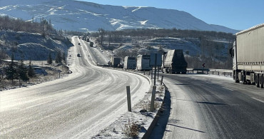 Malatya-Kayseri Yolu Buzlanma Nedeniyle Ulaşımda Aksamalar Yaşanıyor