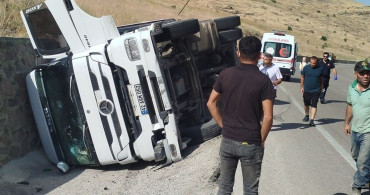 Malatya'da kontrolden çıkan tır devrildi
