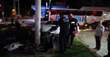 Malatya'da otomobil trambüs direğine çarptı, yaralı sürücü ambulansı terk etti