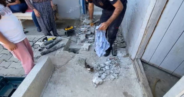 Malatya'da plastik boruya sıkışan yavru kedi itfaiye ekiplerince kurtarıldı