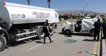 Malatya'da su tankerine çarpan hafif ticari aracın sürücüsü ağır yaralandı