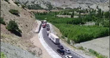 Malatya’da sürücü bariyerlere çarptı, araç askıda kaldı