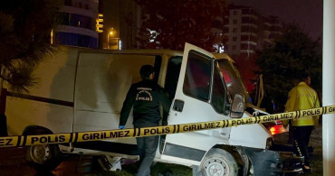 Malatya'da Trambüs Direğine Çarpan Minibüs Kazası: Genç Sürücü Hayatını Kaybetti