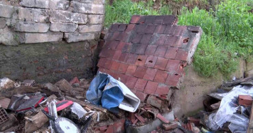 Maltepe'de Toprak Kayması: Tek Katlı Ev Kullanılamaz Hale Geldi