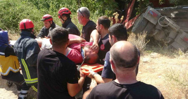 Manavgat’ta devrilen çekici ağaca takıldı, sürücü sıkıştı