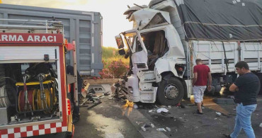 Manavgat'ta kırmızı ışıkta bekleyen tıra kamyon arkadan çarptı