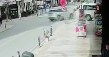 Manavgat'ta Motosiklet ve Hafif Ticari Araç Çarpıştı