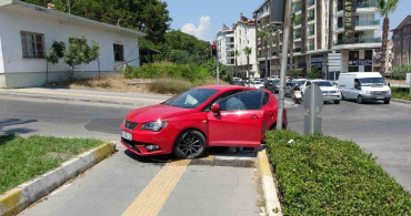 Manavgat'ta otomobil yaya geçidine çıktı, 2 kişi yaralandı