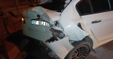 Manavgat'ta tur minibüsü otomobile çarptı: 3 yaralı