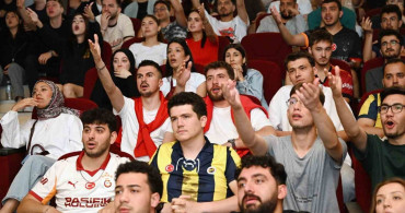 Manisa Celal Bayar Üniversitesi'nde öğrenciler milli maçı dev ekrandan izledi