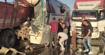 Manisa'da korkunç kaza! İşçi servisi ve tır resmen birbirine girdi