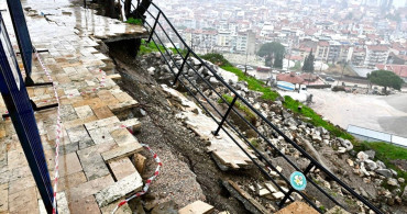 Manisa'da Ağlayan Kaya-Yolu Trafiğe Kapandı