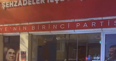 Manisa'da CHP Binasına Taşlı Saldırı: İş Vaadi Öfkesi