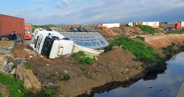 Manisa'da Devrilen Kamyonda İki Yaralı