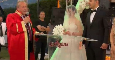 Manisa'da düğünde sahnelenen eğlenceli nikah mizanseni dikkat çekti