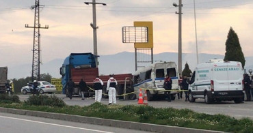 Manisa'da İşçi Servisi Kamyona Çarptı! 