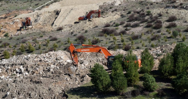 Manisa'da İstanbul-İzmir Otoyolu'ndaki Toprak Kayması Çalışmaları Devam Ediyor