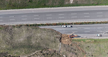 Manisa'da İstanbul-İzmir Otoyolu'ndaki Toprak Kayması Sonrası Çalışmalar Devam Ediyor