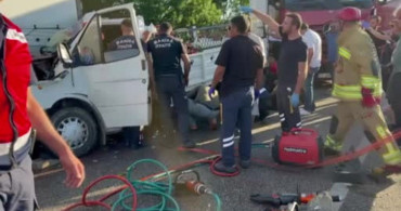 Manisa'da kamyonet tıra çarptı: 1'i ağır 2 yaralı