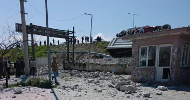 Manisa'da Korkutan Kaza: Moloz Yüklü Tır Okul Bahçesine Girdi