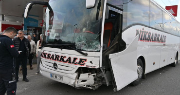 Manisa'da Otobüs ve Otomobil Çarpıştı: 3 Yaralı