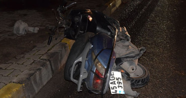 Manisa'da Otomobil-Motosiklet Çarpışması: İki Kardeş Yaralandı