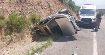 Manisa'da Otomobil Takla Attı: 2 Yaralı