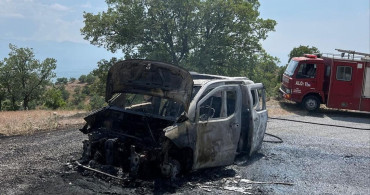 Manisa'da seyir halindeki kamyonet alev alev yandı