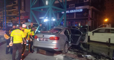 Manisa'da Üst Geçide Çarpan Otomobilde 1 Kişi Hayatını Kaybetti