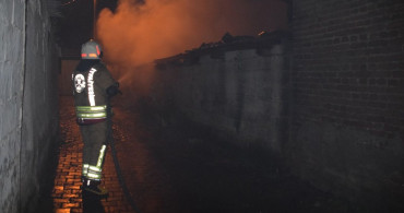 Manisa'da Yangın, İki Evi Küle Çevirdi