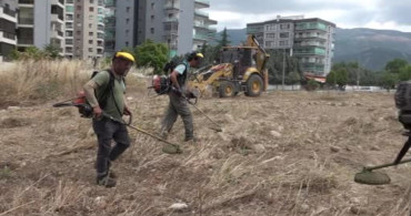 Manisa'da yangın riskine karşı yabani otlar temizleniyor