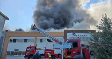 Manisa'daki Şekerleme Fabrikasında Yangın Panic Yaratıyor