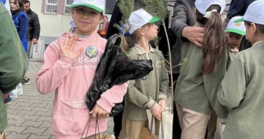 Manyas'ta Orman Haftası Etkinliği: Fidanlar Öğrencilere Dağıtıldı