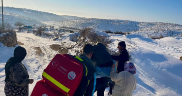 Mardin'de Sağlık Ekipleri 84 Yaşındaki Hastayı Sırtında Taşıdı