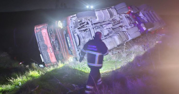 Mardin'de Tır Devrildi, Sürücü Hastaneye Kaldırıldı