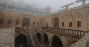 Mardin'de Yoğun Sis Görüş Mesafesini Düşürdü