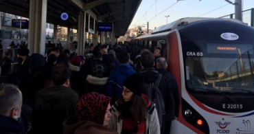 Marmaray'da Seferler Yeniden Başladı, Yolcular Yolda Kaldı