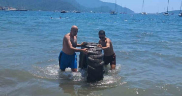 Marmaris halk plajında dev traktör lastiği denizden çıkarıldı