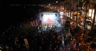 Marmaris halk plajında müzik ve dans festivali coşkusu