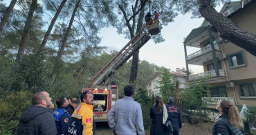 Marmaris'te Çatı Katında Yangın, Bir Kişi Kurtarıldı