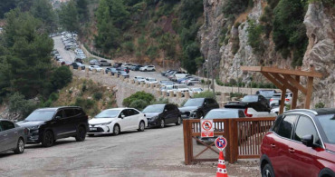 Marmaris'te dikkat çeken tablo: Otellerde doluluk sorunu yaşanırken bu tesisin kapısında araç kuyruğu oluştu