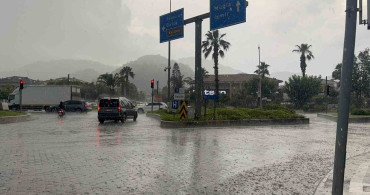 Marmaris'te sağanak yağış günlük yaşamı olumsuz etkiledi