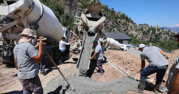 Marmaris'te yol yapım ve bakım çalışmaları sürüyor