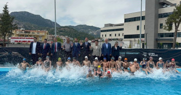 Marmaris'teki Genç Yüzücülere 19 Mayıs Hediyesi: Portatif Yüzme Havuzu Açıldı