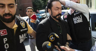 Maske Takmayan Adnan Oktar, Salondan Çıkarıldı