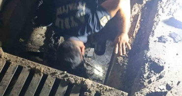 Mazgalda 3 gün mahsur kalan kedi, 2 saatlik çalışmayla kurtarıldı