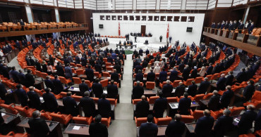 Meclis yeni döneme bugün başlıyor: Gündemde maaş zammı ve yeni anayasa var