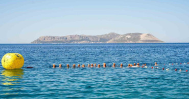 Meis-Kaş yüzme maratonunda sporcular dostluk için kulaç attı
